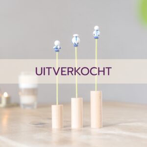 houten bloemetjes in Delfts Blauwe kleuren in een houten voetje