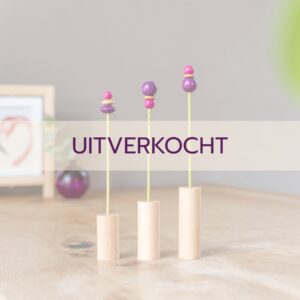 klein cadeautje houten bloemetjes in fuchsia met paars