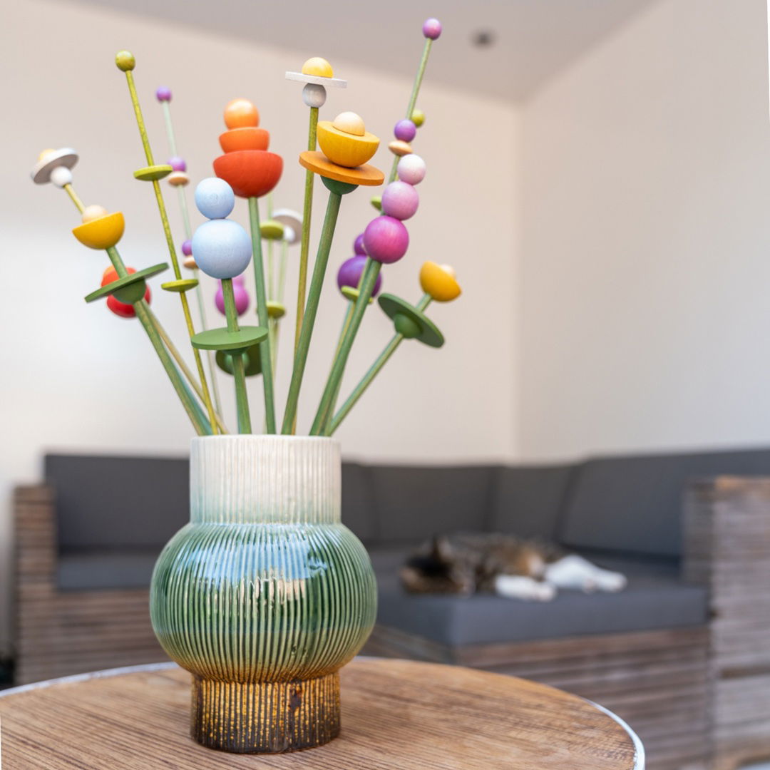 gemengd houten boeket van xposies in tuinkamer