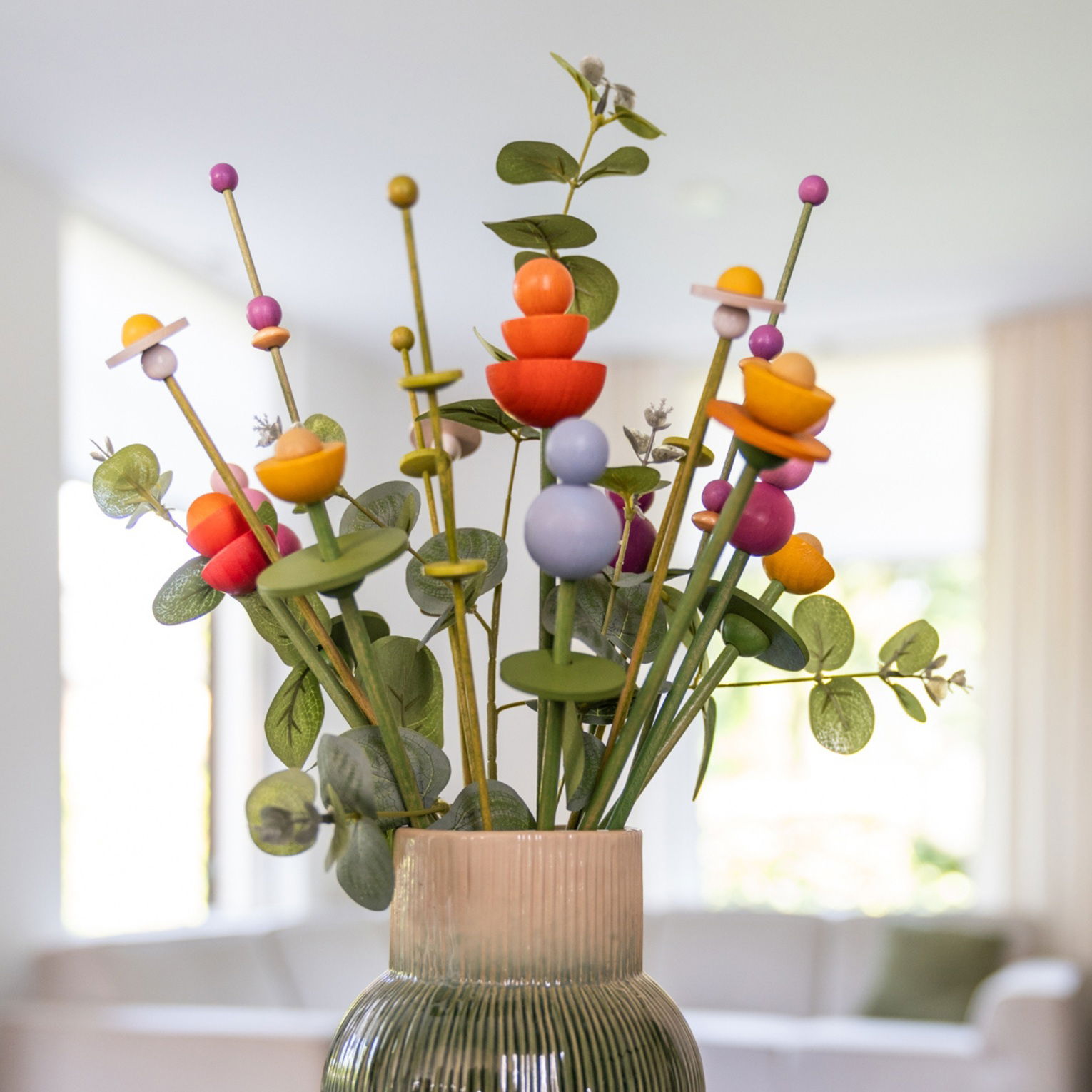 gemengd boeket houten bloemen met groene zijden takken