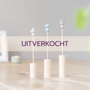 Scandinavische houten bloemetjes in houten voetje op tafel