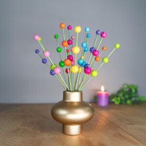 Abstracte houten bloemen in regenboogstijl – handgemaakt in gouden aardewerk vaasje