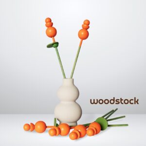 zandkleurige vaas met oranje houten bloemen uit de Woodstock-collectie