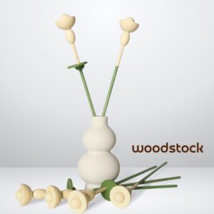aardewerk vaasje met houten bloemen uit de woodstock collectie in crème wit van massief hout