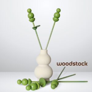 zandkleurige vaas met groene houten bloemen uit de woodstock-collectie