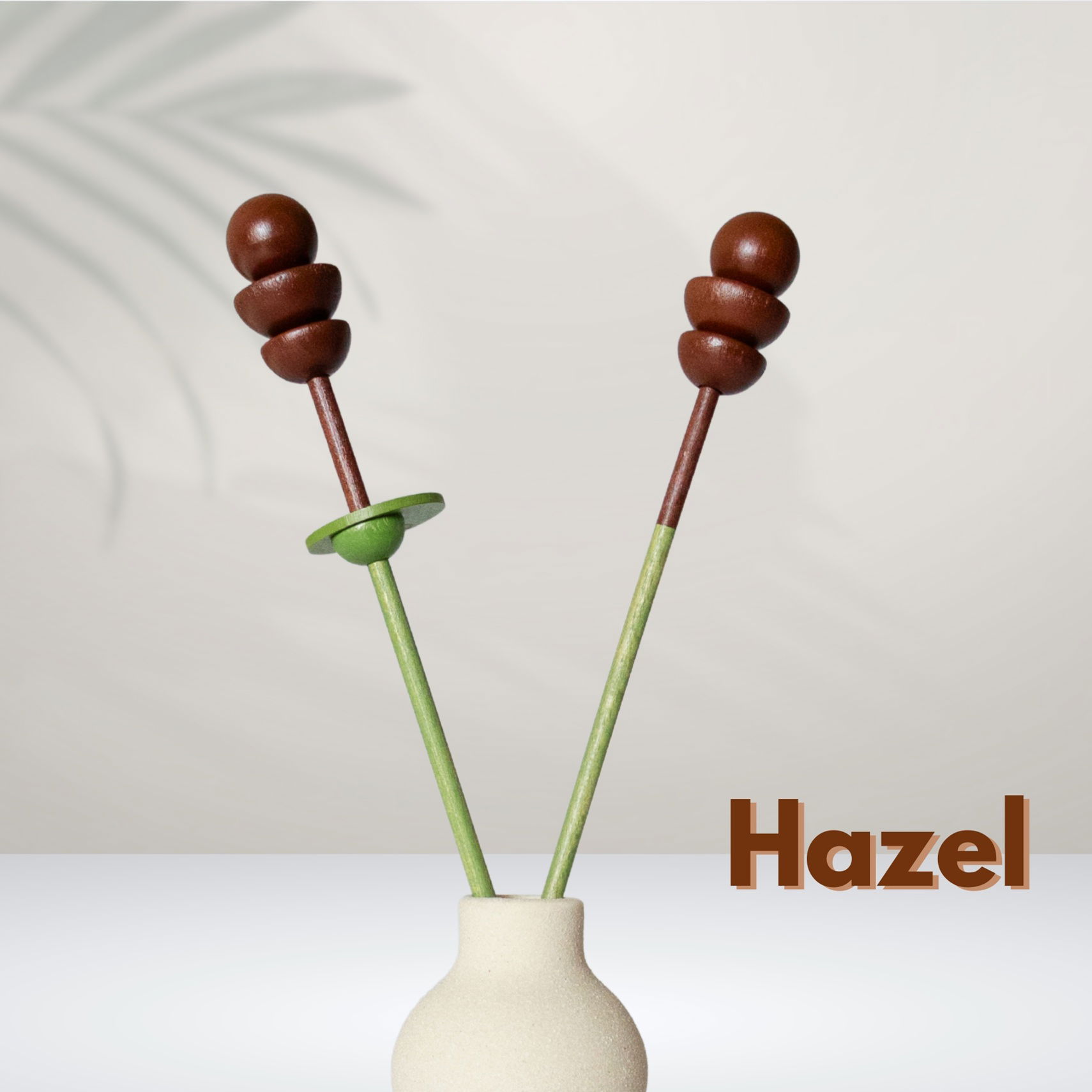 Close-up van de bruine houten bloem Hazel uit de Woodstock collectie met retro uitstraling