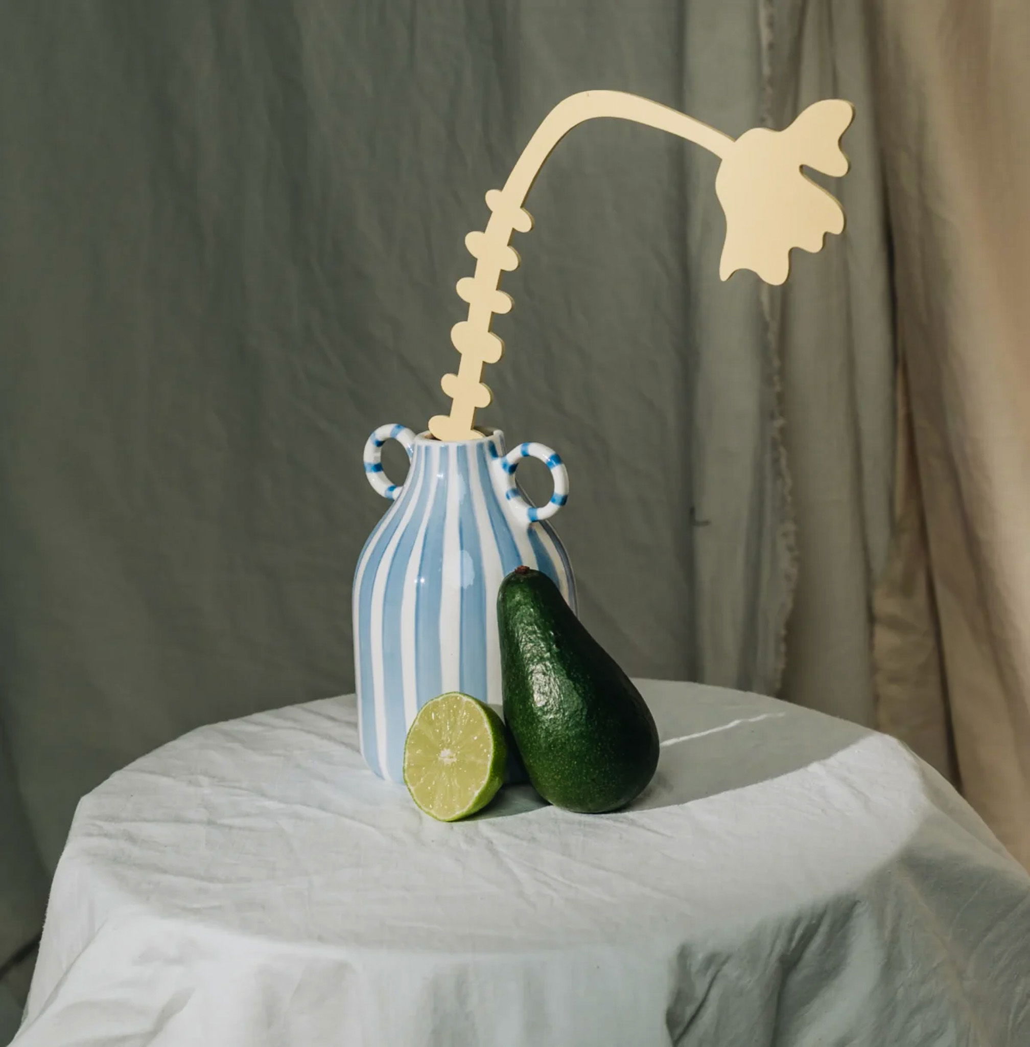 gele bloem van hout op een site-table