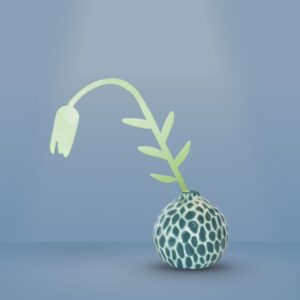 groene tulp van hout in een bolvaasje tegen een blauwe achtergrond