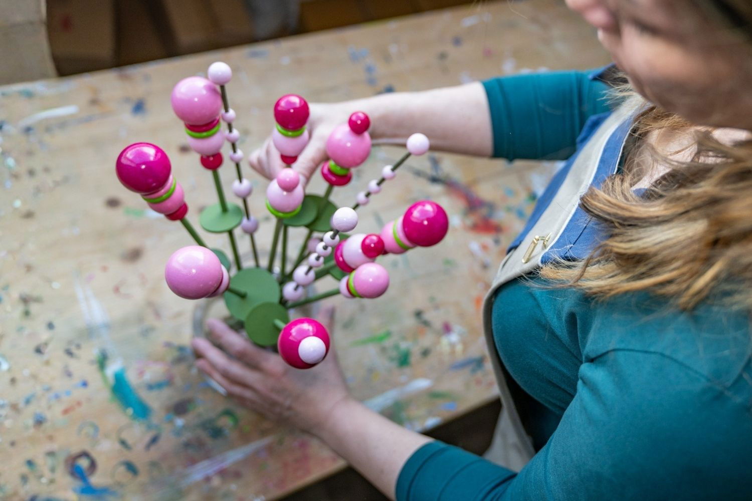 roze boeket houten bloemen in glazen vaas