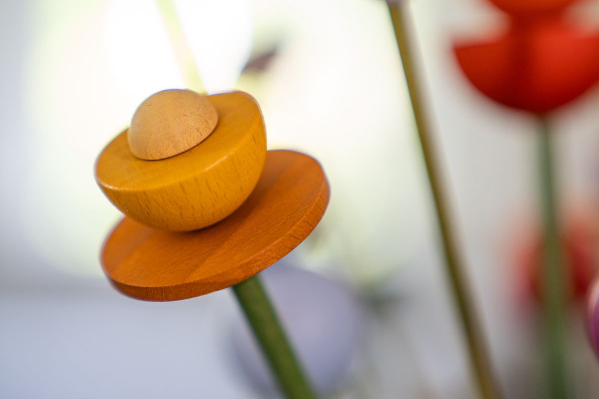 gele houten bloem uit het gemengde boeket